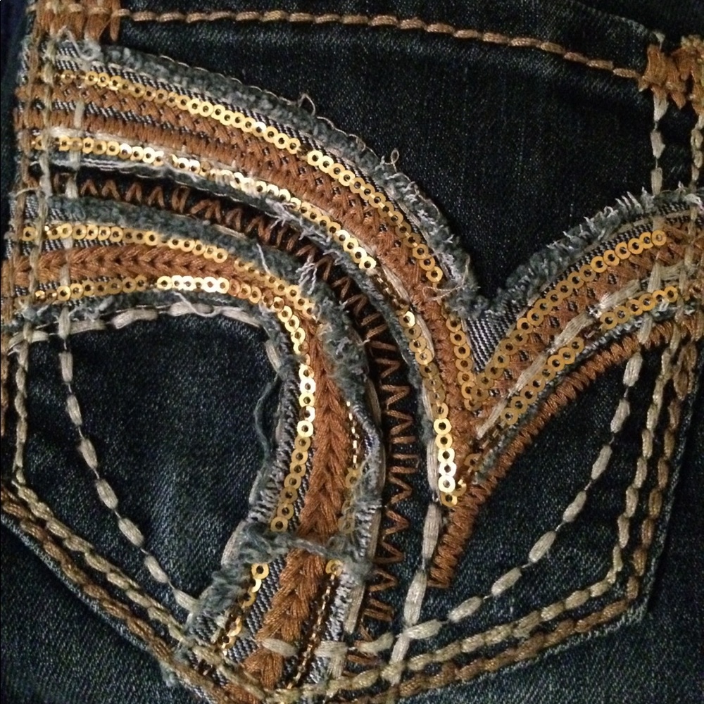 Distressed sparkling back pockets jeans